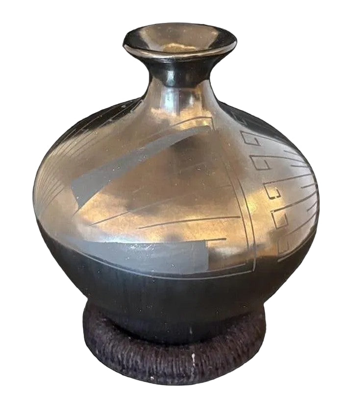 Noe Quezada Signed Mata Ortiz Black Ware Pottery Vase